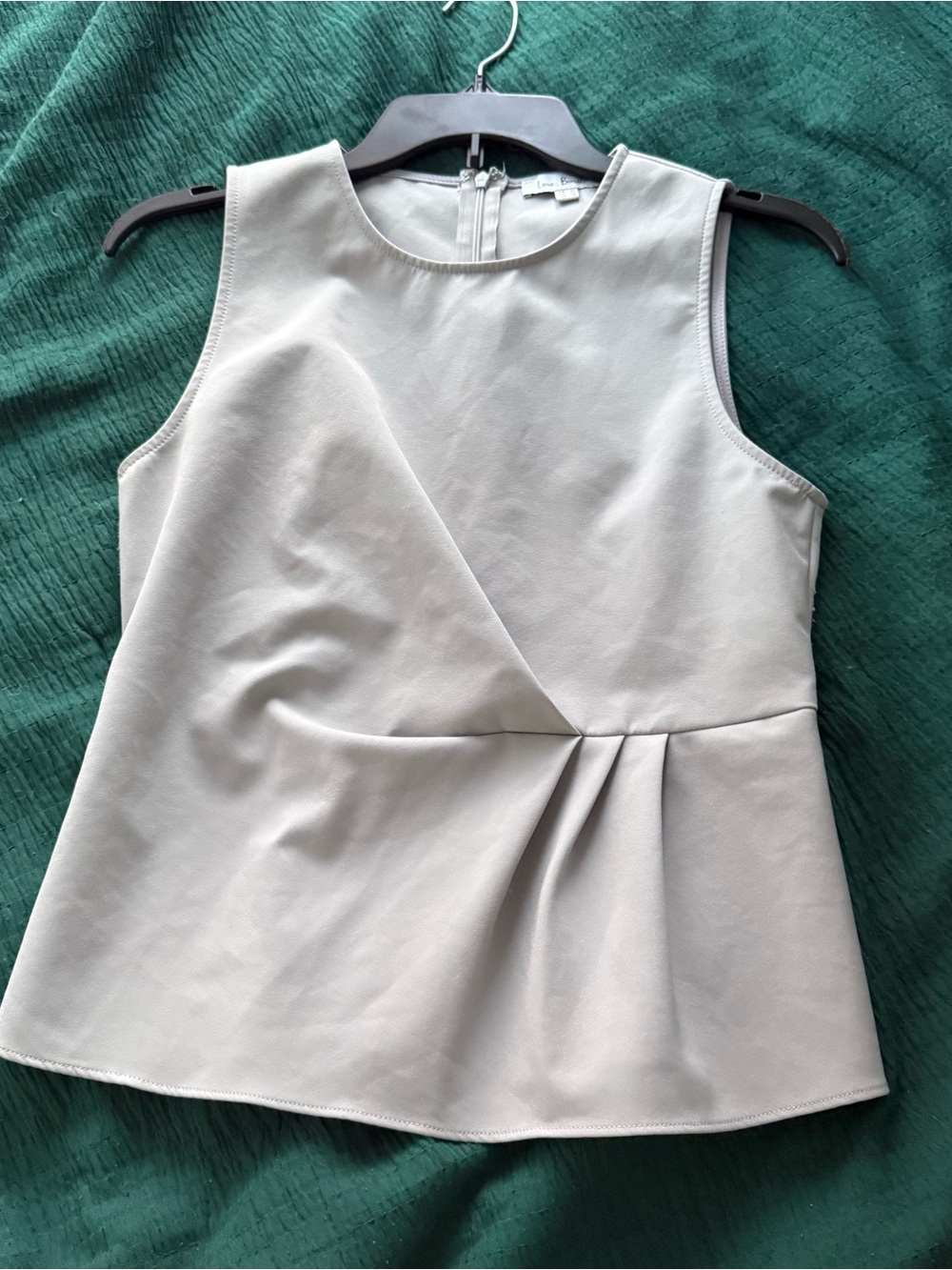 Love Bonito Women's Sleeveless Pleated Shell Top - Light Gray